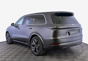 Подержанный автомобиль LiXiang L9 2023 года (7 фото)