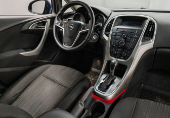 Подержанный автомобиль Opel Astra Hatchback 2011 года (10 фото)