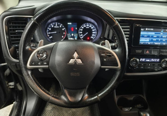 Подержанный автомобиль Mitsubishi Outlander 2014 года (12 фото)