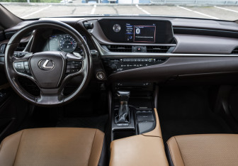 Подержанный автомобиль Lexus ES 2018 года (13 фото)