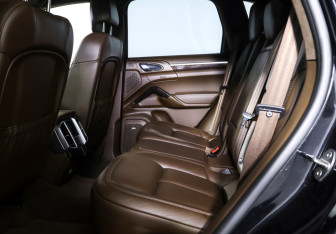 Подержанный автомобиль Porsche Cayenne 2015 года (11 фото)