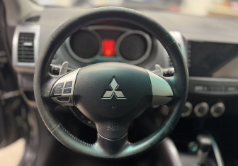 Подержанный автомобиль Mitsubishi Outlander 2007 года (13 фото)