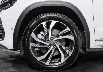 Подержанный автомобиль Geely Monjaro 2024 года (26 фото)