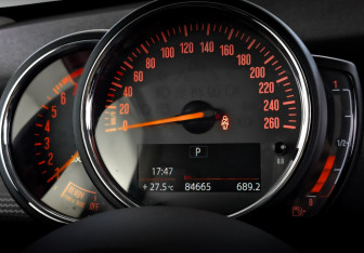 Подержанный автомобиль MINI Hatch 2018 года (13 фото)