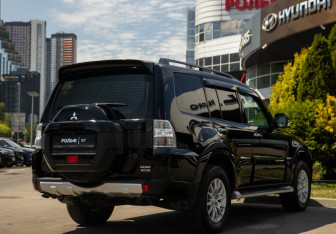 Подержанный автомобиль Mitsubishi Pajero 2017 года (4 фото)
