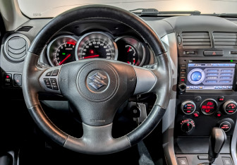 Подержанный автомобиль Suzuki Grand Vitara 2010 года (21 фото)