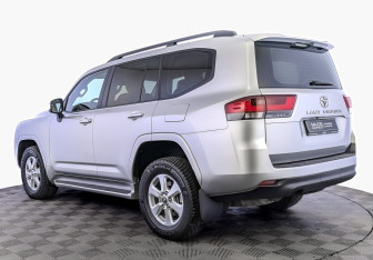 Подержанный автомобиль Toyota Land Cruiser Suv 2022 года (7 фото)
