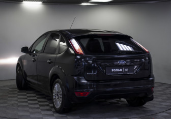 Подержанный автомобиль Ford Focus Hatchback 2011 года (13 фото)