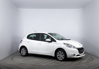 Подержанный автомобиль Peugeot 208 2014 года (3 фото)