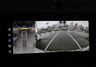 Подержанный автомобиль Voyah Dream 2023 года (17 фото)