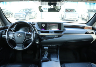 Подержанный автомобиль Lexus ES 2019 года (13 фото)