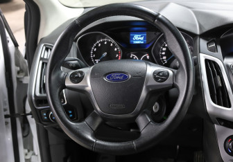 Подержанный автомобиль Ford Focus Sedan 2012 года (17 фото)