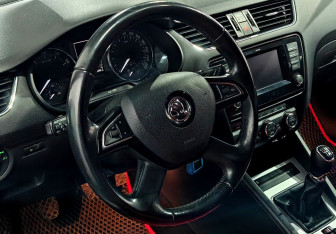Подержанный автомобиль Skoda Octavia Liftback 2013 года (12 фото)