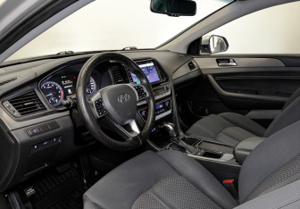 Подержанный автомобиль Hyundai Sonata 2019 года (16 фото)