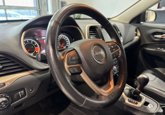 Подержанный автомобиль Jeep Cherokee 2014 года (13 фото)