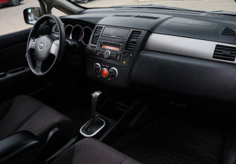 Подержанный автомобиль Nissan Tiida Hatchback 2012 года (7 фото)