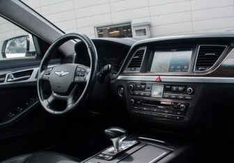Подержанный автомобиль Genesis G80 2018 года (12 фото)