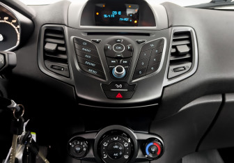 Подержанный автомобиль Ford Fiesta Sedan 2015 года (14 фото)