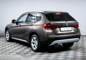 Подержанный автомобиль BMW X1 2012 года (7 фото)