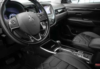 Подержанный автомобиль Mitsubishi Outlander 2018 года (7 фото)