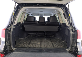 Подержанный автомобиль Toyota Land Cruiser Suv 2016 года (10 фото)