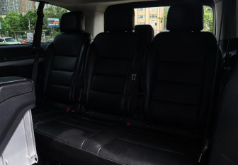 Подержанный автомобиль Peugeot Traveller 2020 года (12 фото)