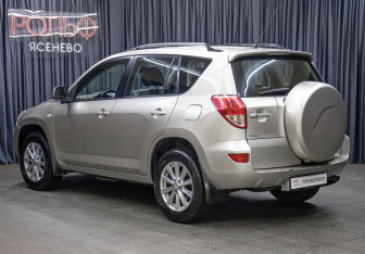 Подержанный автомобиль Toyota RAV4 2006 года (7 фото)