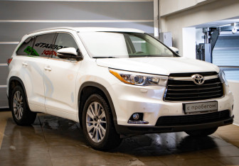Подержанный автомобиль Toyota Highlander 2014 года (3 фото)