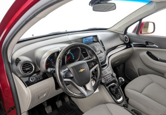Подержанный автомобиль Chevrolet Orlando 2011 года (15 фото)
