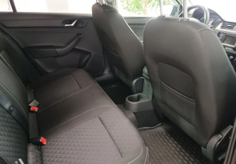 Подержанный автомобиль Skoda Rapid Liftback 2016 года (15 фото)
