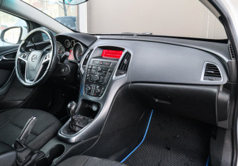 Подержанный автомобиль Opel Astra Hatchback 2014 года (7 фото)