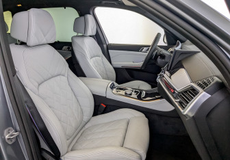 Подержанный автомобиль BMW X5 2025 года (24 фото)