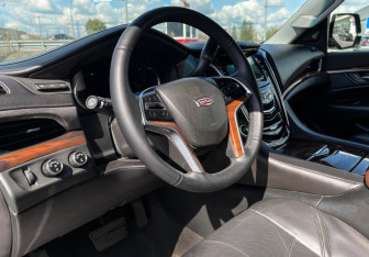 Подержанный автомобиль Cadillac Escalade Suv 2018 года (13 фото)