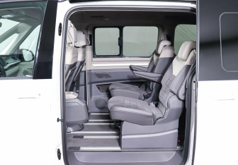 Подержанный автомобиль Volkswagen Multivan 2022 года (22 фото)