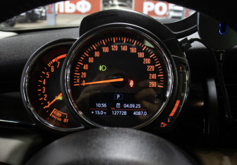 Подержанный автомобиль MINI Hatch 2018 года (13 фото)