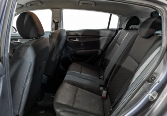 Подержанный автомобиль Kia Rio Hatchback 2021 года (16 фото)