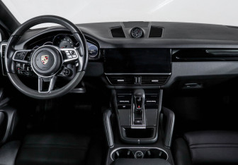 Подержанный автомобиль Porsche Cayenne 2020 года (12 фото)