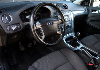 Подержанный автомобиль Ford Mondeo Sedan 2012 года (11 фото)