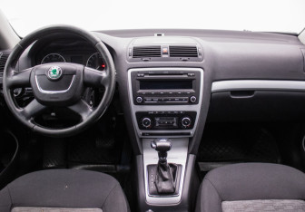 Подержанный автомобиль Skoda Octavia Liftback 2011 года (13 фото)