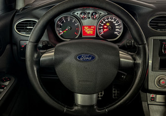 Подержанный автомобиль Ford Focus Hatchback 2010 года (16 фото)