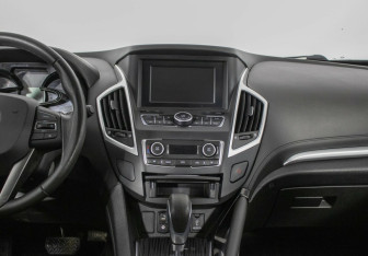 Подержанный автомобиль DongFeng AX7 2018 года (9 фото)