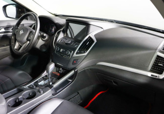 Подержанный автомобиль DongFeng AX7 2017 года (6 фото)