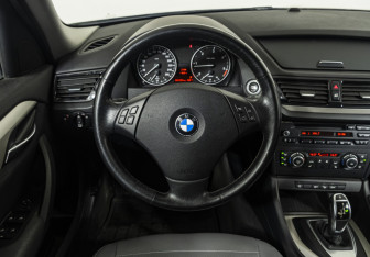 Подержанный автомобиль BMW X1 2014 года (10 фото)