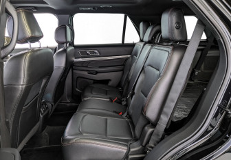 Подержанный автомобиль Ford Explorer 2016 года (18 фото)