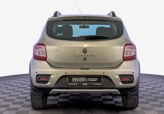 Подержанный автомобиль Renault Sandero 2016 года (6 фото)