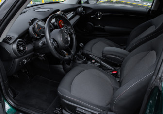 Подержанный автомобиль MINI Hatch 2021 года (14 фото)