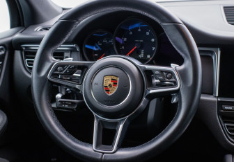 Подержанный автомобиль Porsche Macan 2019 года (15 фото)