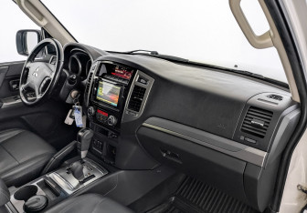 Подержанный автомобиль Mitsubishi Pajero 2018 года (11 фото)
