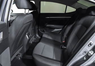 Подержанный автомобиль Hyundai Elantra Sedan 2019 года (16 фото)
