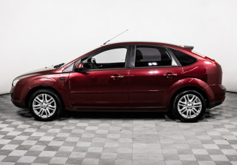 Подержанный автомобиль Ford Focus Hatchback 2006 года (8 фото)